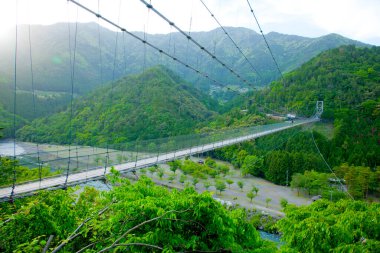 Dağlardaki nehrin üzerindeki köprünün manzarası