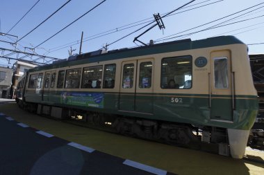 Tren demiryolunda ilerliyor.