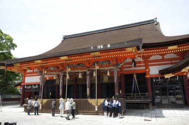 Güzel antik Japon tapınağının manzaralı görüntüsü.