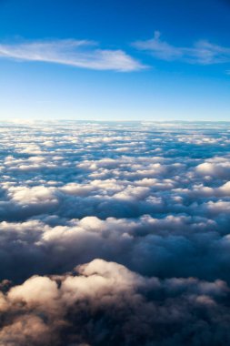 Mavi gökyüzünün üzerindeki beyaz bulutların havadan görünüşü.
