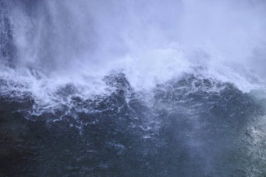 Sahilde güçlü bir şelale