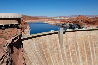 Arizona çölünde bir baraj.