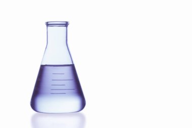 Beyaz üzerine mavi sıvı izole edilmiş laboratuvar camları.