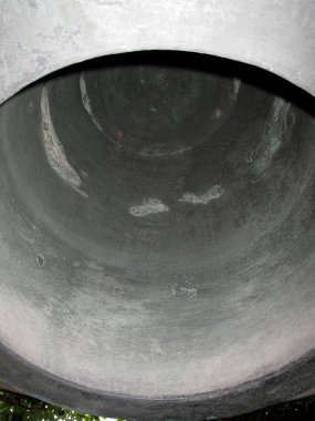 Geniş metal çanlı iç mekanın yakın görüntüsü