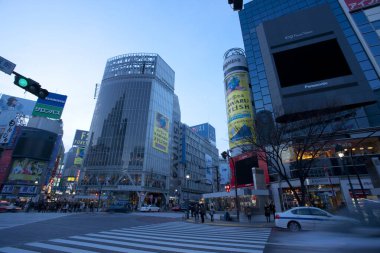Şehir arka planı, güzel şehir manzarası alacakaranlıkta, Japonya 