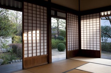 Ahşap kapılı geleneksel Japon tarzı ev.