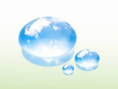 Mavi gökyüzü ve bulutların yansımasıyla su kabarcıklarının yakın görüntüsü 