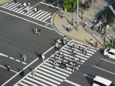 Tokyo, Japonya 'da Shibuya Scramble Geçidi' nde yürüyen yayalar.. 