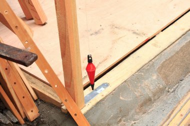 Tesisat şilini hizalama için inşaat sahasına asmışlar.