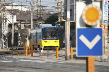 Tren demiryolunda ilerliyor.