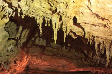 Japon mağarasında güzel doğal oluşumlar