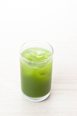 Aydınlık zemin üzerinde buzlu kibrit yeşil çayın yakın plan görüntüsü                                                   