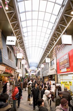 İnsanlar Çin 'deki marketten alışveriş yapıyor.