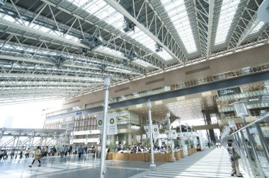 Gündüz vakti Osaka tren istasyonunun modern iç mekanı, Japonya