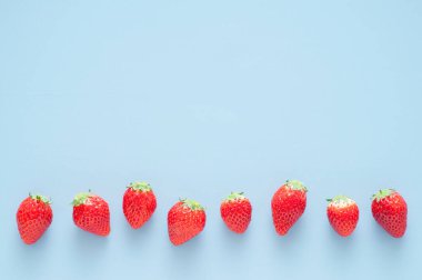 mavi zemin üzerine taze çilek