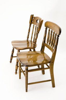 Beyaz arka planda ahşap çatı katı tarzı sandalyeler