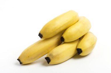 Beyaz arka plan üzerinde taze olgun muz