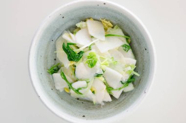 Bir kase taze sebze salatasını kapat.