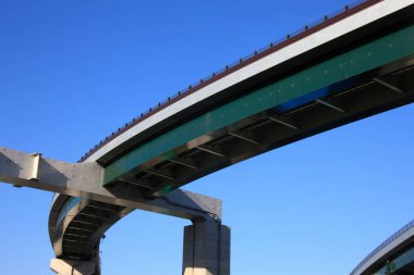 modern köprü ve mavi gökyüzü