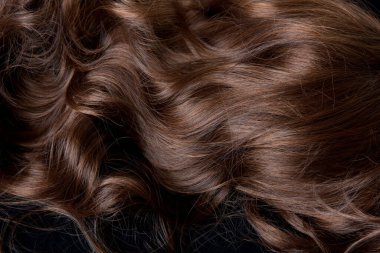 Güzel kıvırcık saçlar, yakın çekim, yukarıdan manzara