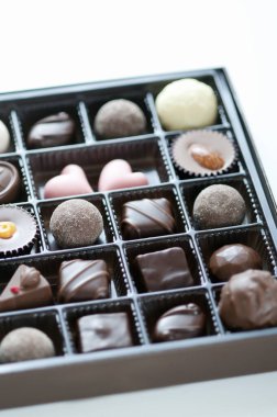 Farklı çikolatalarla dolu bir kutu.