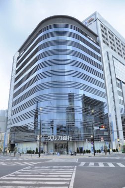 Japon mimarisinin gündüz görüşü. Japonya 'da modern şehir manzarası