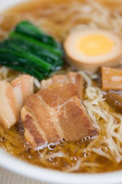 Etli erişte çorbası, erişte, ıspanak ve yumuşak yumurta. 