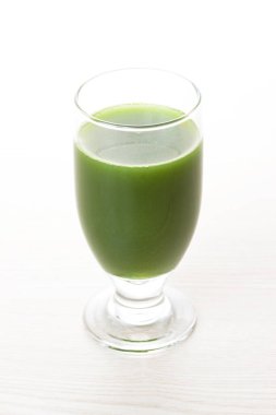 Ahşap arka planda yeşil çay.