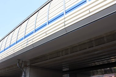 Temiz gökyüzüne karşı modern yükseltilmiş demiryolu köprüsü yapısı