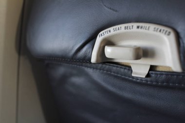 Uçak koltuğu cebinde güvenlik kartı var.