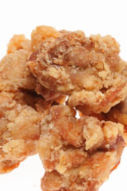 Beyaz arka planda izole edilmiş kızarmış tavuk külçelerini kapatın.