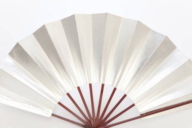 Beyaz arka planda geleneksel Japon kağıt katlama vantilatörüne yakın çekim                           