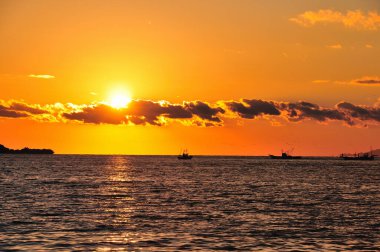 Okyanusun üzerinde batan güneşin güzel manzarası