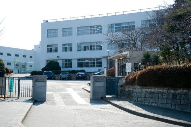 Mağazalardaki yansımalar, yoğun Japon caddesinde sürekli hareketi artırıyor..