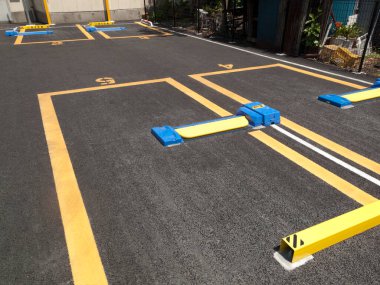 Boş otopark sarı ve mavi çizgilerle işaretlenmiş.