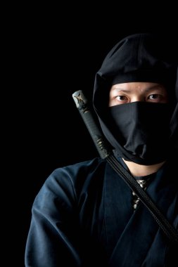 Sırtında katana olan geleneksel giysili genç Asyalı adam. 