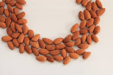 Beyaz arkaplanda badem düzenleme