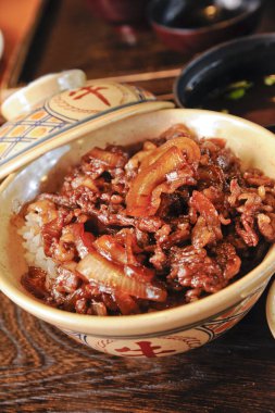 Lezzetli Asya yemeklerinin yakın çekim görüntüsü