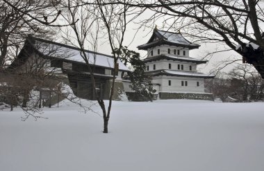 Japonya 'nın Hokkaido kentindeki Matsumae kasabasındaki karla kaplı binaların manzarası