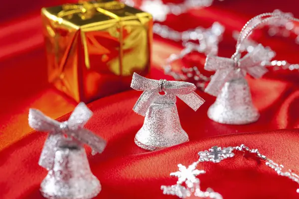 Kırmızı Noel Masasında Gümüş Çanlar — Stok fotoğraf