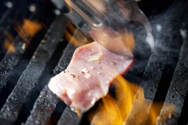 Vista Perto Pinças Metal Delicioso Cozimento Carne Grelha — Fotografia de Stock
