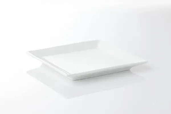 白い背景の空白の皿 — ストック写真
