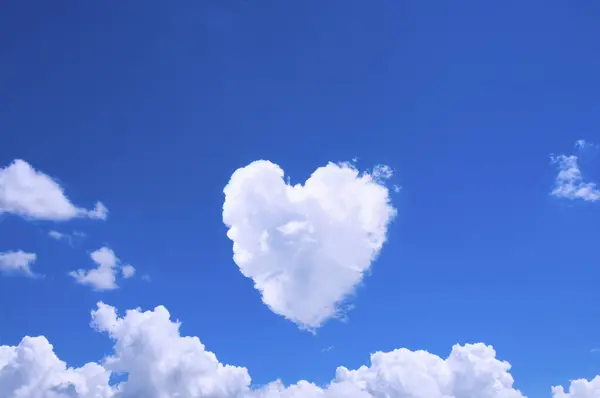 Corazón Forma Nubes Cielo Azul —  Fotos de Stock