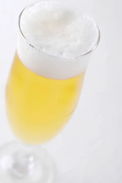 Ein Glas Kaltes Bier Auf Weißem Hintergrund — Stockfoto