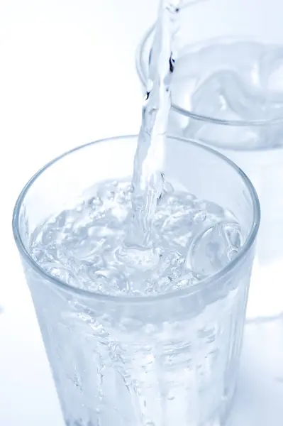 Vidro Água Com Gelo Sobre Fundo Branco — Fotografia de Stock