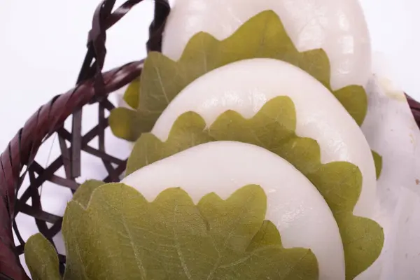 Leckere Japanische Süßigkeiten Kashiwamochi Auf Dem Hintergrund Nahaufnahme — Stockfoto