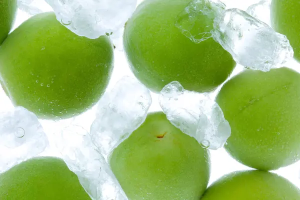 白い背景の空気中の新鮮な緑の氷 — ストック写真