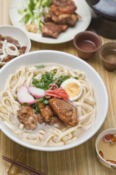 Delicioso Ramen Con Huevo Carne Cocina Japonesa —  Fotos de Stock