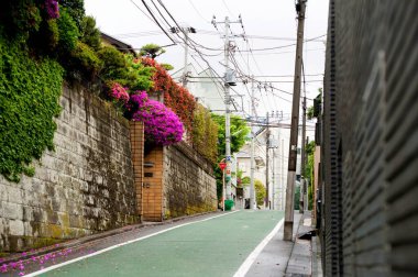 Çin 'de küçük bir şehir, tipik sokak manzarası. 