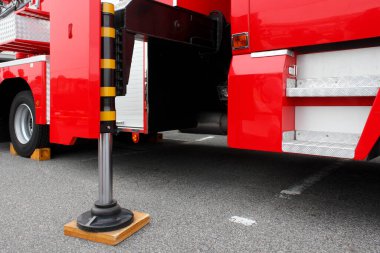 İtfaiye aracı destek veriyor.